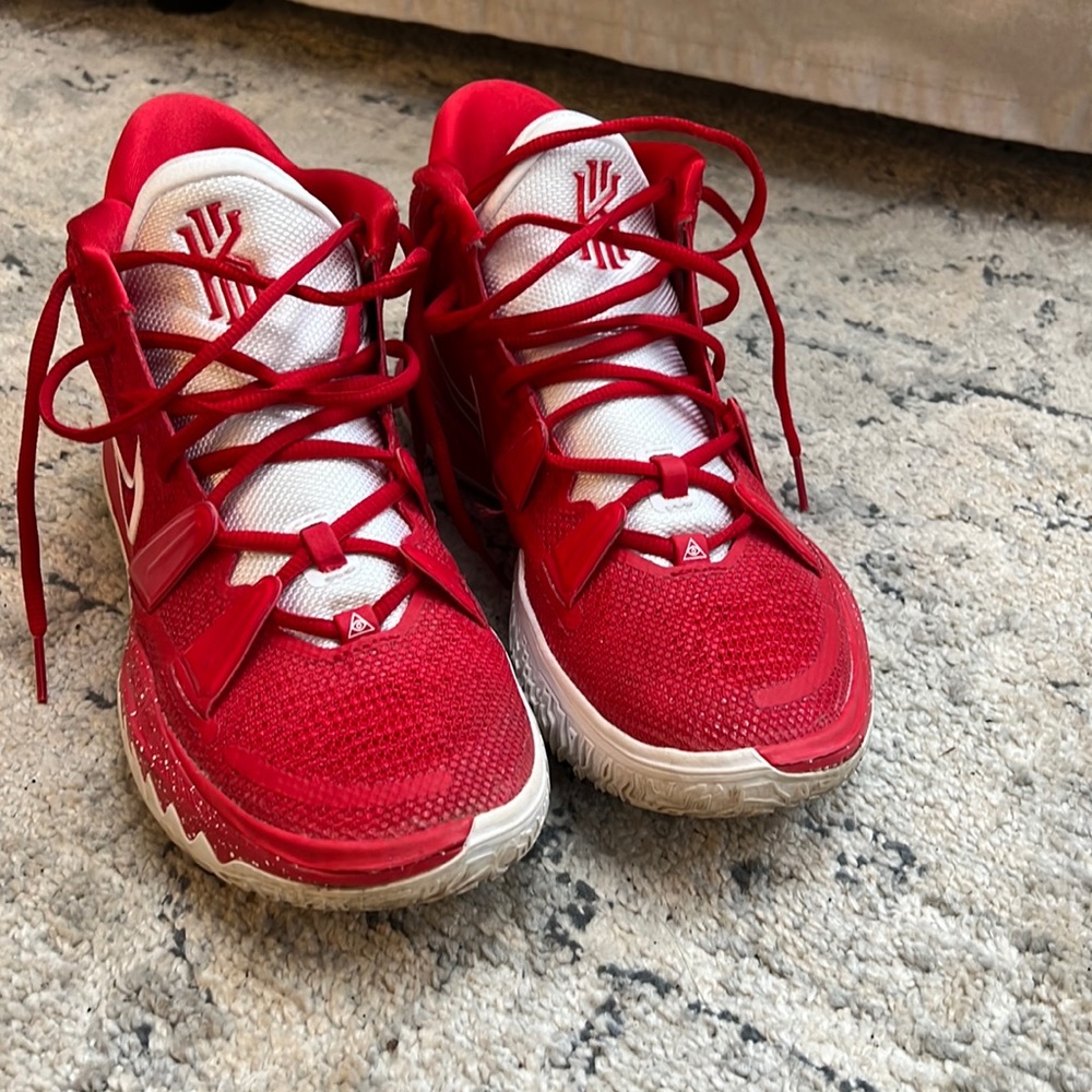 Nike Kyrie 7 size 9 men's. Great EUC!